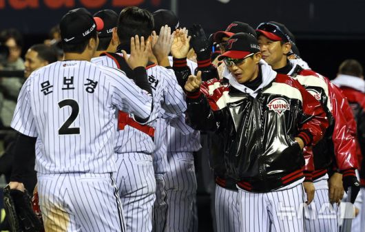 [서울=뉴시스] 최진석 기자 = 염경엽 LG 트윈스 감독과 문보경이 27일 오후 서울 송파구 잠실야구장에서 열린 2025 KBO 한국시리즈 2차전 한화 이글스와 LG 트윈스의 경기에서 13대5로 승리 후 승리를 자축하고 있다. 2025.10.27. myjs@newsis.com