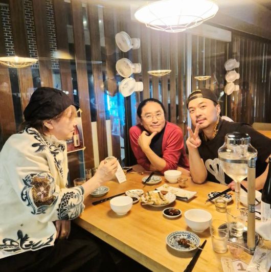 [서울=뉴시스] 가수 김장훈은 최근 자신의 소셜미디어에 정준과의 만남 소식을 전했다. 함께 공개된 사진에는 한 식당 테이블에서 김장훈과 영화감독 김한민, 정준이 함께한 모습이 담겼다. (사진=김장훈 인스타그램) 2025.10.28. photo@newsis.com *재판매 및 DB 금지