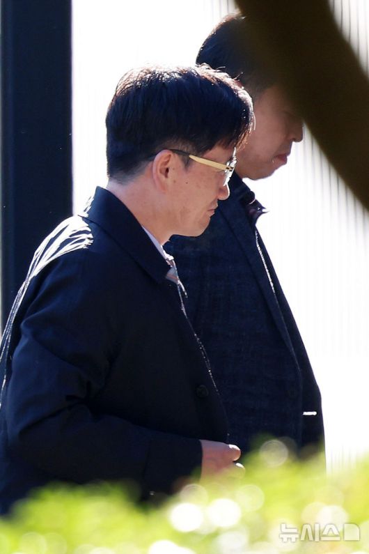 [과천=뉴시스] 조성우 기자 = 오동운 고위공직자범죄수사처(공수처) 처장이 28일 오전 경기도 과천시 정부과천청사 공수처로 출근하고 있다.순직해병 특별검사팀은 공수처 소속 전 부장검사의 국회 위증 혐의 수사 지연 의혹 관련 이번 주 오동운 공수처장을 직무유기 혐의 피의자 신분으로 소환해 조사할 예정이다. 2025.10.28. xconfind@newsis.com