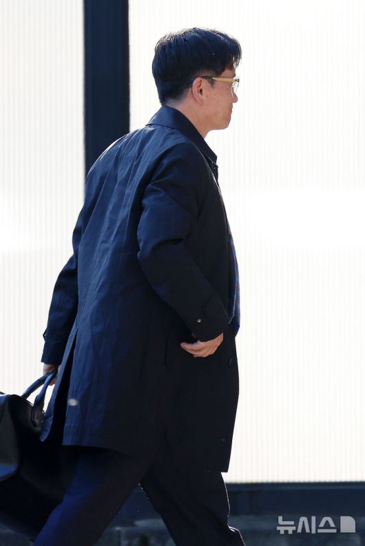 [과천=뉴시스] 조성우 기자 = 오동운 고위공직자범죄수사처(공수처) 처장이 28일 오전 경기도 과천시 정부과천청사 공수처로 출근하고 있다.순직해병 특별검사팀은 공수처 소속 전 부장검사의 국회 위증 혐의 수사 지연 의혹 관련 이번 주 오동운 공수처장을 직무유기 혐의 피의자 신분으로 소환해 조사할 예정이다. 2025.10.28. xconfind@newsis.com