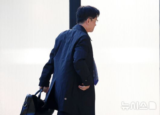 [과천=뉴시스] 조성우 기자 = 오동운 고위공직자범죄수사처(공수처) 처장이 28일 오전 경기도 과천시 정부과천청사 공수처로 출근하고 있다.순직해병 특별검사팀은 공수처 소속 전 부장검사의 국회 위증 혐의 수사 지연 의혹 관련 이번 주 오동운 공수처장을 직무유기 혐의 피의자 신분으로 소환해 조사할 예정이다. 2025.10.28. xconfind@newsis.com