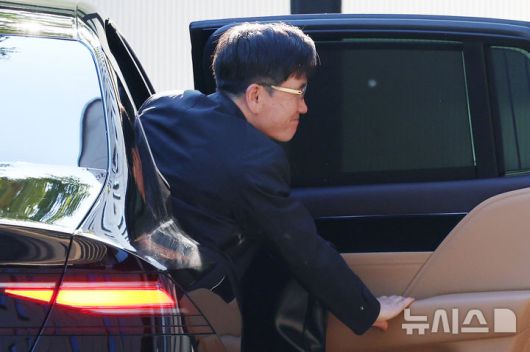 [과천=뉴시스] 조성우 기자 = 오동운 고위공직자범죄수사처(공수처) 처장이 28일 오전 경기도 과천시 정부과천청사 공수처로 출근하고 있다.순직해병 특별검사팀은 공수처 소속 전 부장검사의 국회 위증 혐의 수사 지연 의혹 관련 이번 주 오동운 공수처장을 직무유기 혐의 피의자 신분으로 소환해 조사할 예정이다. 2025.10.28. xconfind@newsis.com