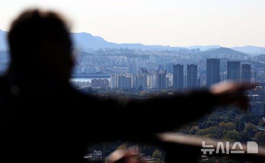 [서울=뉴시스] 최진석 기자 = 서울 남산에서 바라본 마포 일대의 모습. 2025.10.28. myjs@newsis.com