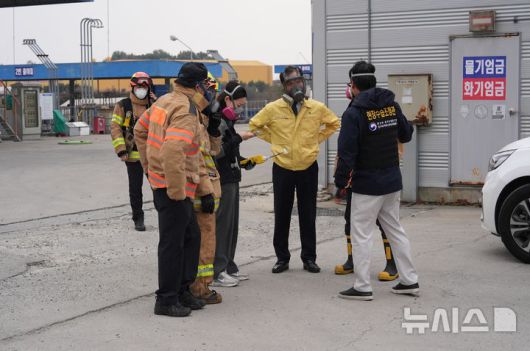 [음성=뉴시스] 음성군 대소면 공장 화확물질 누출 사고 수습 모습. (사진=음성군 제공)