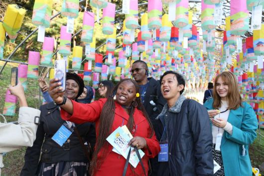 [고창=뉴시스] 29일 개막한 '제52회 고창 모양성제' 축제 첫날 초청을 받은 외국인 인플루언서들이 현장을 방문해 축제를 즐기고 있다. (사진=고창군 제공) 2025.10.29. photo@newsis.com *재판매 및 DB 금지