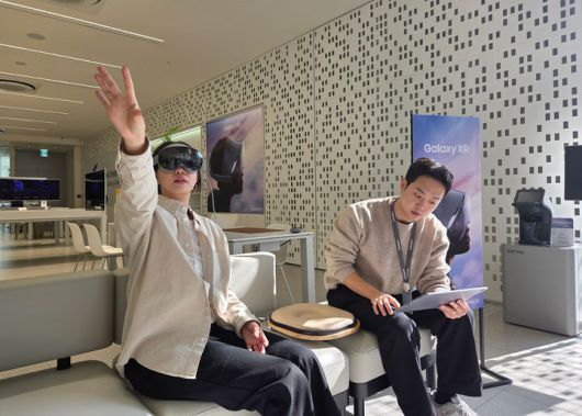 [서울=뉴시스] 삼성전자는 지난 22일 출시한 헤드셋 형태의 모바일 기기 '갤럭시 XR'이 뜨거운 관심을 받고 있다고 29일 밝혔다.삼성전자는 전국 7개 삼성스토어(강남·홍대·더현대서울·신세계 대전·신세계 대구·신세계 센텀시티·광주 상무)에서 '갤럭시 XR' 체험존을 운영하고 있다. 삼성스토어 홍대는 11월 5일까지, 삼성 강남과 더현대 서울의 체험존은 11월 8일까지의 예약이 마감됐다. 사진은 삼성스토어 홍대에서 헤드셋 형태의 모바일 기기 '갤럭시 XR'을 체험하는 모습. (사진=삼성전자 제공) 2025.10.29. photo@newsis.com *재판매 및 DB 금지