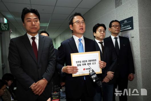 [서울=뉴시스] 조성봉 기자 = 문호철 국민의힘 미디어특위 수석 부위원장이 29일 오전 서울 여의도 국회 더불어민주당 을지로위원회 앞에서  '최민희 국회 과학기술정보방송통신 위원장 갑질 의혹' 관련 신고 이유를 설명하고 있다. 2025.10.29. suncho21@newsis.com