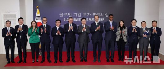 [경주=뉴시스] 고범준 기자 = 이재명 대통령이 29일 경북 경주예술의전당에서 열린 글로벌 기업 투자 파트너십에서 참석자들과 기념촬영을 하고 있다. 김용범 대통령실 정책실장, 강훈식 대통령 비서실장, 카레나 칸실레리 유미코아 본사 배터리사업부 대표, 니콜라 푸아리앙 에어리퀴드코리아 대표, 이진안 앰코테크놀로지코리아 대표, 맷 가먼 아마존웹서비스(AWS) CEO, 이재명 대통령, 반 홀 코닝 한국 총괄사장, 뷔 트란 지멘스 헬시니어스 아태지역 CEO, 김정관 산업통상부 장관, 위성락 국가안보실장, 강경성 코트라 사장. (대통령실통신사진기자단) 2025.10.29. bjko@newsis.com