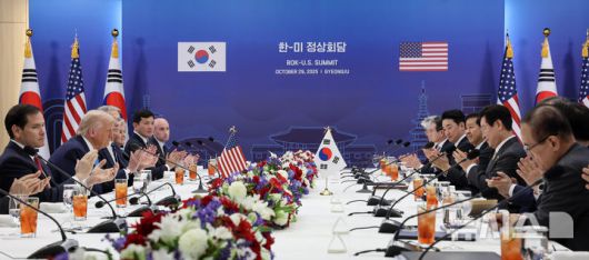 [경주=뉴시스] 최동준 기자 = 이재명 대통령과 도널드 트럼프 미국 대통령이 29일 경북 경주박물관에서 한미 정상회담을 하며 박수치고 있다. 2025.10.29. photocdj@newsis.com