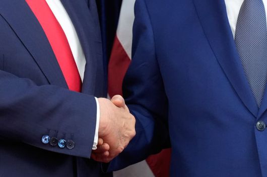 [부산=AP/뉴시스] 도널드 트럼프(왼쪽) 미국 대통령과 시진핑 중국 국가주석이 30일 부산 김해국제공항 공군기지 나래마루에서 회담에 앞서 악수하고 있다. 2025.10.30.