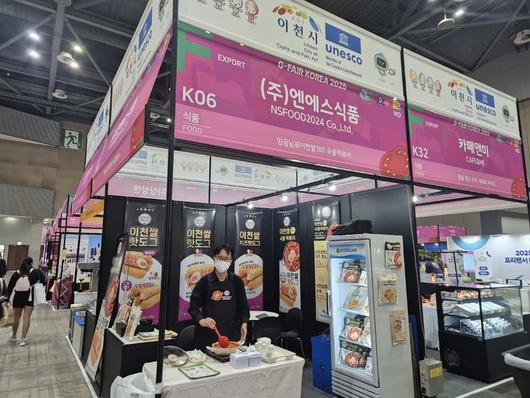 [고양=뉴시스] 이병희 기자 = 30일 경기 고양 킨텍스에서 열린 대한민국 최대의 수출전문 전시회 '제28회 대한민국우수상품전시회(G-FAIR KOREA 2025)'에서 엔에스식품 허성조 영업이사가 떡볶이를 조리하고 있다. 2025.10.30. iambh@newsis.com *재판매 및 DB 금지