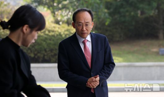 [서울=뉴시스] 김선웅 기자 = 추경호 국민의힘 의원이 30일 서울 서초구 서울고등검찰청에 위치한 조은석 내란특검에서 진행되는 1차 피의자 소환조사에 출석하고 있다. 2025.10.30. mangusta@newsis.com