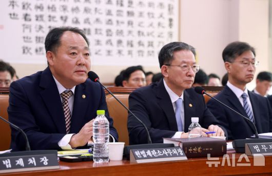 [서울=뉴시스] 고승민 기자 = 손인혁 헌법재판소 사무처장이 30일 서울 여의도 국회에서 열린 법제사법위원회의 법무부 등 종합감사에서 의원 질의에 답하고 있다. 2025.10.30. kkssmm99@newsis.com