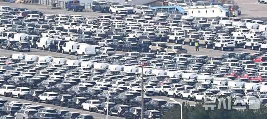 [평택=뉴시스] 김종택 기자 = 30일 경기 평택시 포승읍 평택항 자동차 전용부두에 선적을 기다리는 수출용 차량이 세워져 있다. 2025.10.30. jtk@newsis.com