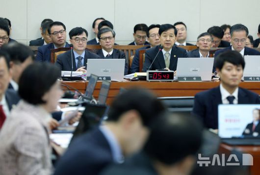 [서울=뉴시스] 고승민 기자 = 구윤철 경제부총리 겸 기획재정부 장관이 30일 서울 여의도 국회에서 열린 기획재정위원회의 기획재정부 등 종합감사에서 의원 질의에 답하고 있다. 2025.10.30. kkssmm99@newsis.com