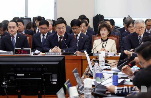 [서울=뉴시스] 조성봉 기자 = 윤호중 행정안전부 장관이 30일 오전 서울 여의도 국회 행정안전위원회에서 열린 행안부 등 종합감사에서 의원의 질의에 답변하고 있다. 2025.10.30. suncho21@newsis.com