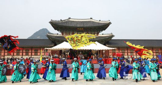 [서울=뉴시스] 최진석 기자 = 30일 오후 서울 종로구 경복궁 흥례문광장에서 열린 궁궐 호위군사열의식에서 신호체계에 따른 진법 시연이 펼쳐지고 있다.  2025.10.30. myjs@newsis.com