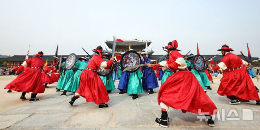 [서울=뉴시스] 최진석 기자 = 30일 오후 서울 종로구 경복궁 흥례문광장에서 열린 궁궐 호위군사열의식에서 신호체계에 따른 진법 시연이 펼쳐지고 있다.  2025.10.30. myjs@newsis.com