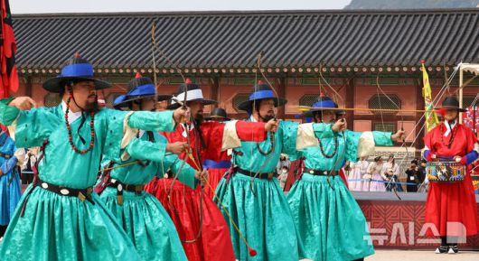 [서울=뉴시스] 최진석 기자 = 30일 오후 서울 종로구 경복궁 흥례문광장에서 열린 궁궐 호위군사열의식에서 신호체계에 따른 진법 시연이 펼쳐지고 있다.  2025.10.30. myjs@newsis.com