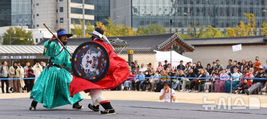 [서울=뉴시스] 최진석 기자 = 30일 오후 서울 종로구 경복궁 흥례문광장에서 열린 궁궐 호위군사열의식에서 무예 시연 개인 연무가 펼쳐지고 있다.  2025.10.30. myjs@newsis.com