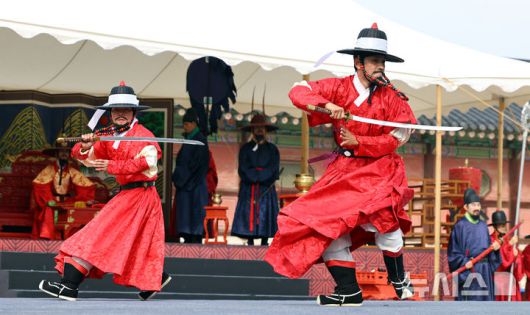 [서울=뉴시스] 최진석 기자 = 30일 오후 서울 종로구 경복궁 흥례문광장에서 열린 궁궐 호위군사열의식에서 무예 시연 단체 연무가 펼쳐지고 있다.  2025.10.30. myjs@newsis.com