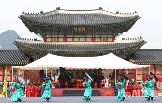 [서울=뉴시스] 최진석 기자 = 30일 오후 서울 종로구 경복궁 흥례문광장에서 열린 궁궐 호위군사열의식에서 무예 시연 단체 연무가 펼쳐지고 있다.  2025.10.30. myjs@newsis.com