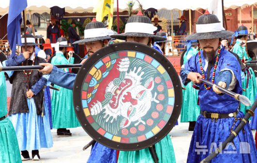 [서울=뉴시스] 최진석 기자 = 30일 오후 서울 종로구 경복궁 흥례문광장에서 열린 궁궐 호위군사열의식에서 신호체계에 따른 진법 시연이 펼쳐지고 있다.  2025.10.30. myjs@newsis.com