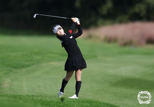 [서울=뉴시스] 30일 제주 엘리시안 제주CC에서 열린 S-OIL 챔피언십 2025 1라운드 2번홀에서 이예원이 아이언샷을 하고 있다. (사진=KLPGA 제공) 2025.10.30. photo@newsis.com *재판매 및 DB 금지