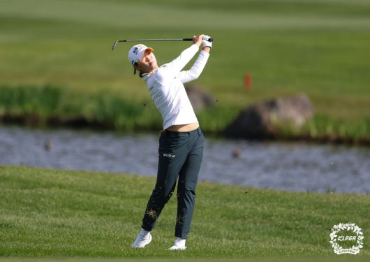 [서울=뉴시스] 30일 제주 엘리시안 제주CC에서 열린 S-OIL 챔피언십 2025 1라운드 2번홀에서 방신실이 아이언샷을 하고 있다. (사진=KLPGA 제공) 2025.10.30. photo@newsis.com *재판매 및 DB 금지