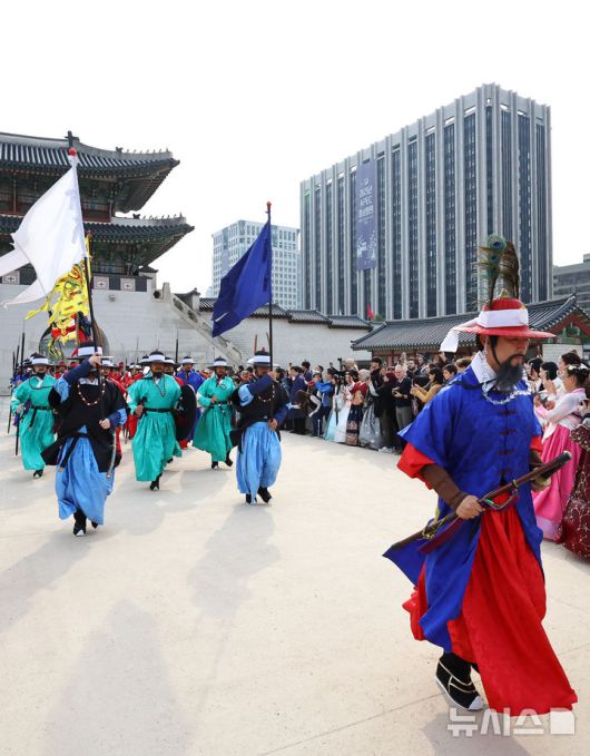 [서울=뉴시스] 최진석 기자 = 30일 오후 서울 종로구 경복궁 흥례문광장에서 열린 궁궐 호위군사열의식에서 군사들이 선전관의 인원점검 점고를 위해 이동하고 있다.  2025.10.30. myjs@newsis.com