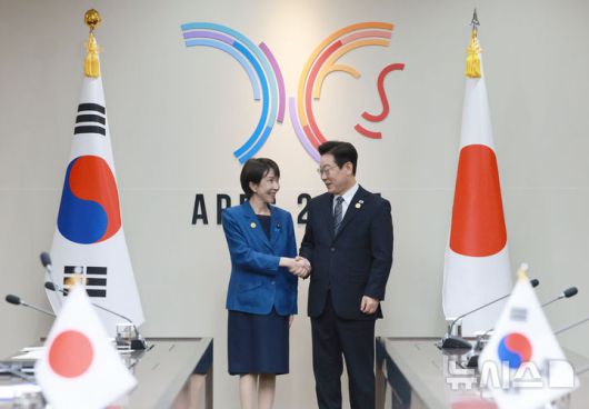 [경주=뉴시스] 고범준 기자 = 이재명 대통령과 다카이치 사나에 일본 총리가 30일 경북 경주 APEC 정상회의장에서 한일 정상회담에 앞서 악수하고 있다. 2025.10.30. bjko@newsis.com