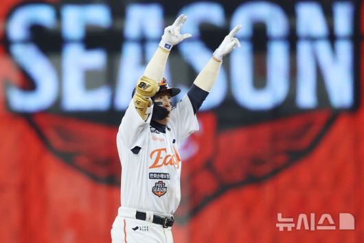 [대전=뉴시스] 조성우 기자 = 30일 대전 중구 한화생명볼파크에서 열린 2025 KBO 한국시리즈 4차전 LG 트윈스와 한화 이글스의 경기, 한화 7회말 공격 1사 주자 1루서 손아섭이 내야안타를 때리고 출루, LG 3루수 송구 실책으로 2루까지 진루한 뒤 기뻐하고 있다. 2025.10.30. xconfind@newsis.com
