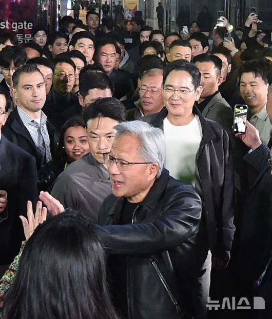 [서울=뉴시스] 정병혁 기자 = 젠슨 황 엔비디아 최고경영자(CEO)와 이재용 삼성전자 회장, 정의선 현대차그룹 회장이 30일 서울 강남구 코엑스에서 열린 엔비디아 지포스 게이머 페스티벌에 앞서 파트너사 부스에서 참관객들을 만나고 있다.(공동취재) 2025.10.30. photo@newsis.com