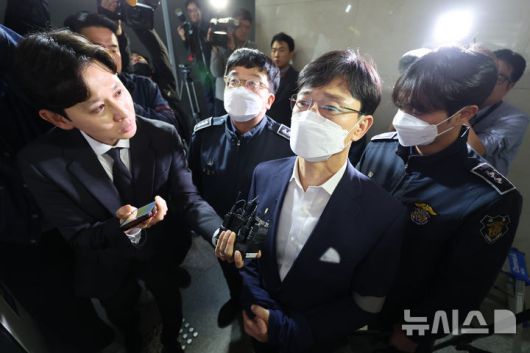 [서울=뉴시스] 이영환 기자 = 임성근 전 해병대 1사단장이 31일 오후 서울 서초구 순직해병 특검팀(이명현 특별검사) 사무실에서 진행되는 피의자 소환조사에 출석하고 있다. 2025.10.31. 20hwan@newsis.com