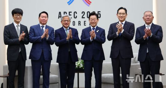 [경주=뉴시스] 고범준 기자 = 이재명 대통령이 31일 APEC 정상회의 장소인 경북 경주화백컨벤션센터(HICO)에서 젠슨 황 엔비디아 최고경영자(CEO) 접견에 앞서 참석자들과 기념촬영을 하고 있다. 왼쪽부터 이해진 네이버 의장, 최태원 SK그룹 회장, 젠슨 황 엔비디아 최고경영자(CEO), 이 대통령, 이재용 삼성전자 회장, 정의선 현대차그룹 회장. (대통령실통신사진기자단) 2025.10.31. bjko@newsis.com