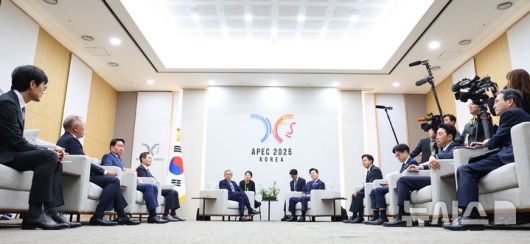 [경주=뉴시스] 고범준 기자 = 이재명 대통령이 31일 APEC 정상회의 장소인 경북 경주화백컨벤션센터(HICO)에서 젠슨 황 엔비디아 최고경영자(CEO)를 접견하고 있다. (대통령실통신사진기자단) 2025.10.31. bjko@newsis.com