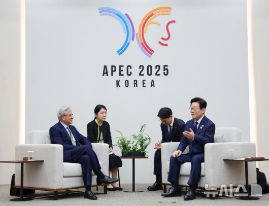 [경주=뉴시스] 고범준 기자 = 이재명 대통령이 31일 APEC 정상회의 장소인 경북 경주화백컨벤션센터(HICO)에서 젠슨 황 엔비디아 최고경영자(CEO)를 접견하고 있다. (대통령실통신사진기자단) 2025.10.31. bjko@newsis.com