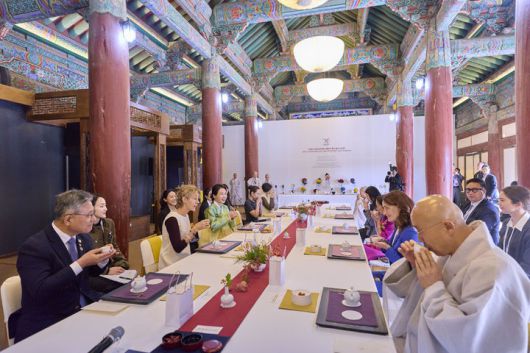 [경주=뉴시스] 최동준 기자 = 김혜경 여사가 31일 경주 불국사에서 열린 2025 아시아태평양경제협력체(APEC) 정상회의 배우자 행사에서 참석자들과 다도 체험을 하고 있다. (사진=대통령실 제공) 2025.10.31. photo@newsis.com *재판매 및 DB 금지