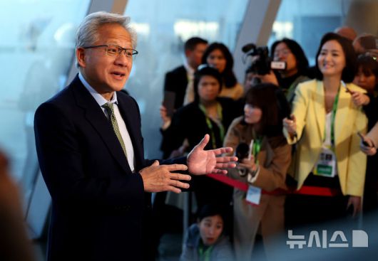 [경주=뉴시스] 이무열 기자 = 젠슨 황 엔비디아 최고경영자(CEO)가 31일 경북 경주예술의전당 원화홀에서 열린 2025년 아시아태평양경제협의체(APEC) 경주 엔비디아 기자간담회 입장 전 취재진 질문에 답하고 있다. 2025.10.31. lmy@newsis.com