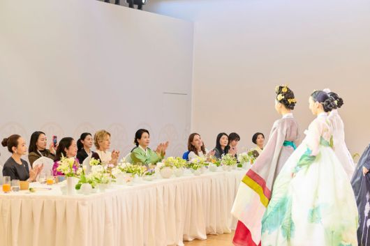 [경주=뉴시스] 최동준 기자 = 김혜경 여사가 31일 경북 경주 우양미술관에서 열린 2025 아시아태평양경제협력체(APEC) 정상회의 배우자 행사에서 참석자들과 한복패션쇼를 관람하고 있다. (사진=대통령실 제공) 2025.10.31. photo@newsis.com *재판매 및 DB 금지