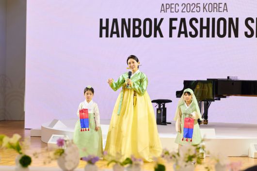 [경주=뉴시스] 최동준 기자 = 김혜경 여사가 31일 경북 경주 우양미술관에서 열린 2025 아시아태평양경제협력체(APEC) 정상회의 배우자 행사 한복패션쇼에서 인사말을 하고 있다. (사진=대통령실 제공) 2025.10.31. photo@newsis.com *재판매 및 DB 금지