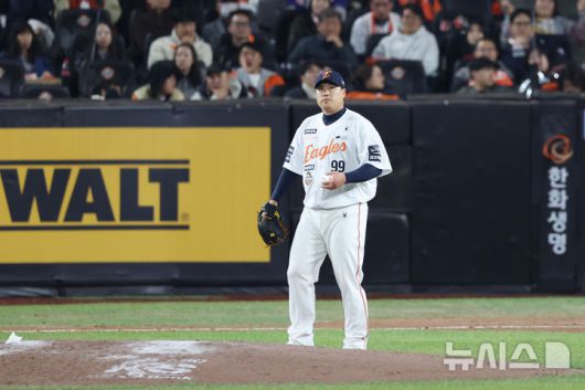 [대전=뉴시스] 조성우 기자 = 31일 대전 중구 한화생명볼파크에서 열린 2025 KBO 한국시리즈 5차전 LG 트윈스와 한화 이글스의 경기, 한화 류현진이 8회초 LG 공격 때 마운드에 올라 있다. 2025.10.31. xconfind@newsis.com