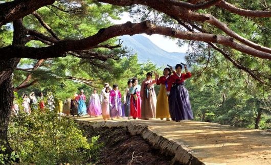 [고창=뉴시스] 1일 전북 고창군 고창읍성 일원에서 펼쳐지고 있는 '제52회 모양성제', 고창읍성 답성놀이에 참가한 여성들이 성곽길을 돌고 있다. (사진=고창군 제공) 2025.11.01. photo@newsis.com *재판매 및 DB 금지