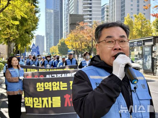 [서울=뉴시스] 한이재 기자 = 1일 오후 서울 용산구 일대에서 12.29 무안공항 제주항공 여객기 참사 유가족 협의회가 주관한 300일 진상규명 촉구 행진 중에 한 유가족이 발언하며 눈물을 흘리고 있다. 2025.11.01. nowone@newsis.com