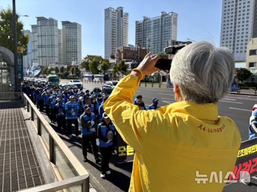 [서울=뉴시스] 한이재 기자 = 1일 오후 서울 용산구 일대에서 12.29 무안공항 제주항공 여객기 참사 유가족 협의회의 침묵 행진을 세월호 참사 유가족이 촬영하는 모습이 보이고 있다. 2025.11.01. nowone@newsis.com