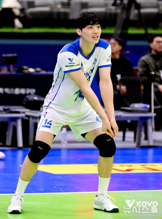 [서울=뉴시스] 남자배구 삼성화재 이우진이 1일 수원 실내체육관에서 열린 진에어 2025~2026 V-리그 남자부 한국전력과의 경기를 준비하고 있다. (사진=KOVO 제공) 2025.11.01.