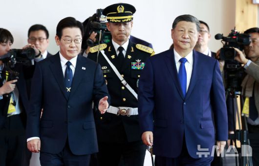 [경주=뉴시스] 최동준 기자 = 이재명 대통령과 시진핑 중국 국가주석이 1일 경북 경주박물관에서 열린 공식 환영식에서 의장대를 사열하고 있다. 2025.11.01. photocdj@newsis.com