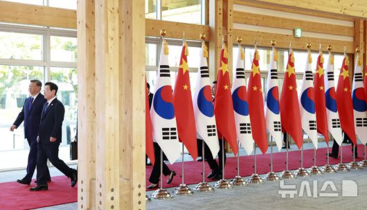 [경주=뉴시스] 최동준 기자 = 이재명 대통령과 시진핑 중국 국가주석이 1일 경북 경주박물관에서 열린 시 주석 공식 환영식장으로 들어서고 있다. 2025.11.01. photocdj@newsis.com