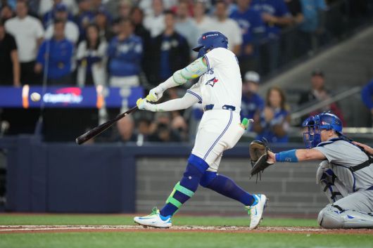 [토론토=AP/뉴시스] 토론토 블루제이스의 보 비셋이 1일(현지 시간) 캐나다 토론토의 로저스 센터에서 열린 2025 메이저리그 월드시리즈(WS·7전4선승제) 최종 7차전 LA 다저스와 경기 3회 말 오타니 쇼헤이로부터 3점 홈런을 치고 있다. 2025.11.02.