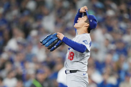 [토론토=AP/뉴시스] LA 다저스 야마모토 요시노부가 2일(한국 시간) 캐나다 온타리오주 토론토의 로저스센터에서 열린 2025 메이저리그(MLB) 포스트시즌 월드시리즈(WS·7전4선승제) 7차전 토론토 블루제이스와의 원정 경기에서 승리를 확정한 뒤 기뻐하고 있다. 2025.11.02.